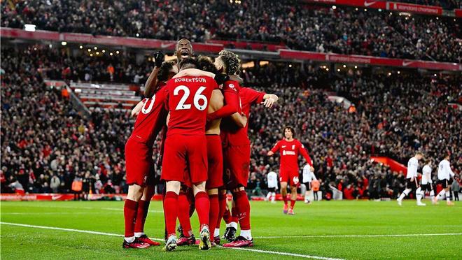 俄勒冈大学今日在开拓者主场比赛，杨瀚森场边观战助阵林葳（今日俄勒冈大学移师开拓者主场出战，杨瀚森场边为林葳加油助威）