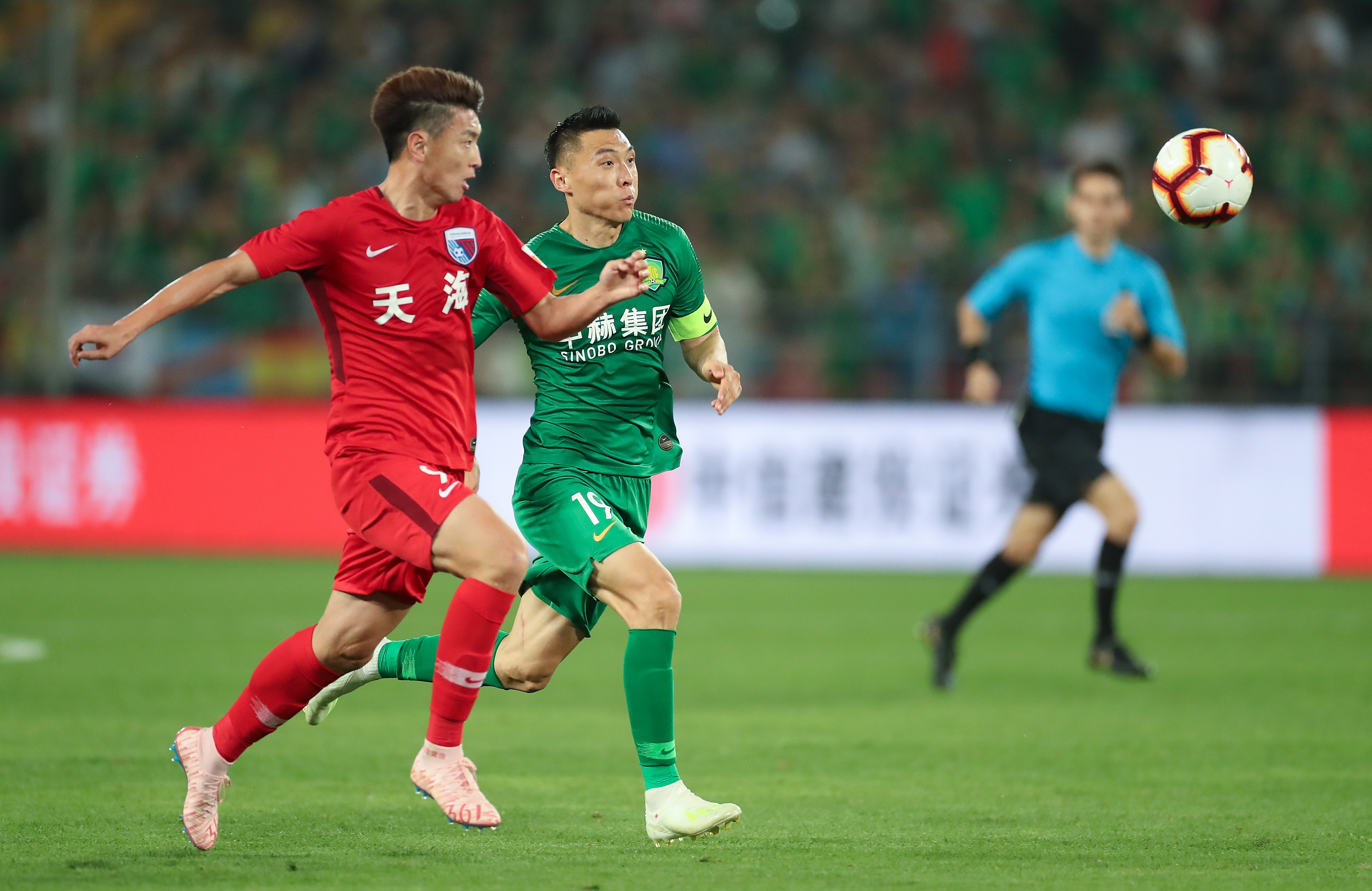 爱德华兹同样高效，首节贡献13（爱德华兹延续高效，首节拿下13分）