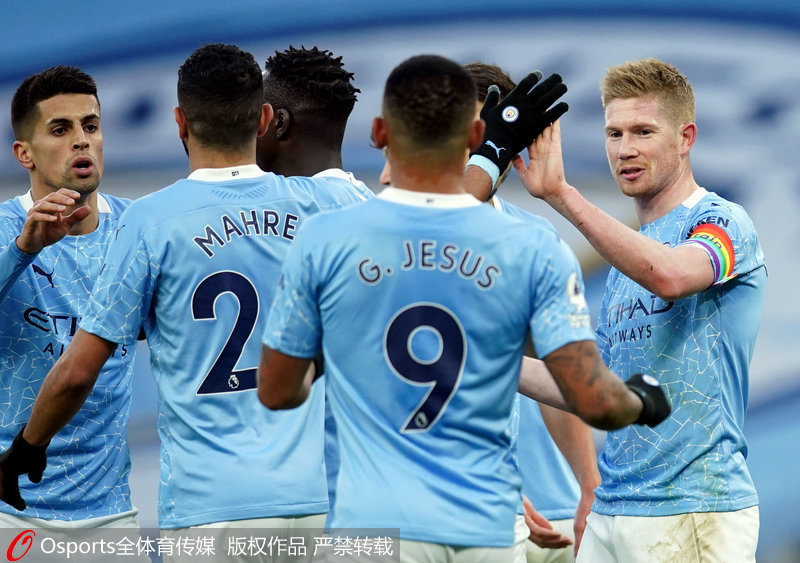 西媒：阿联酋企业慷慨赠送，巴萨球员喜获黄金iPhone